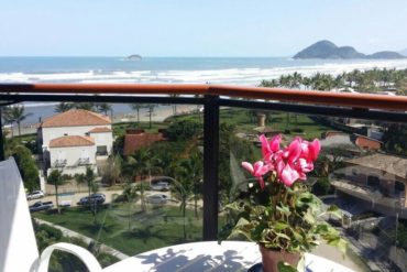 sacada do apartamento a 80 metros da praia em bertioga