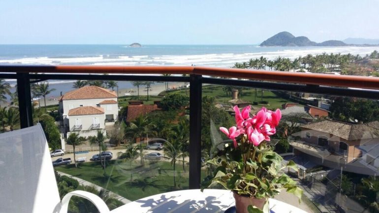 sacada do apartamento a 80 metros da praia em bertioga