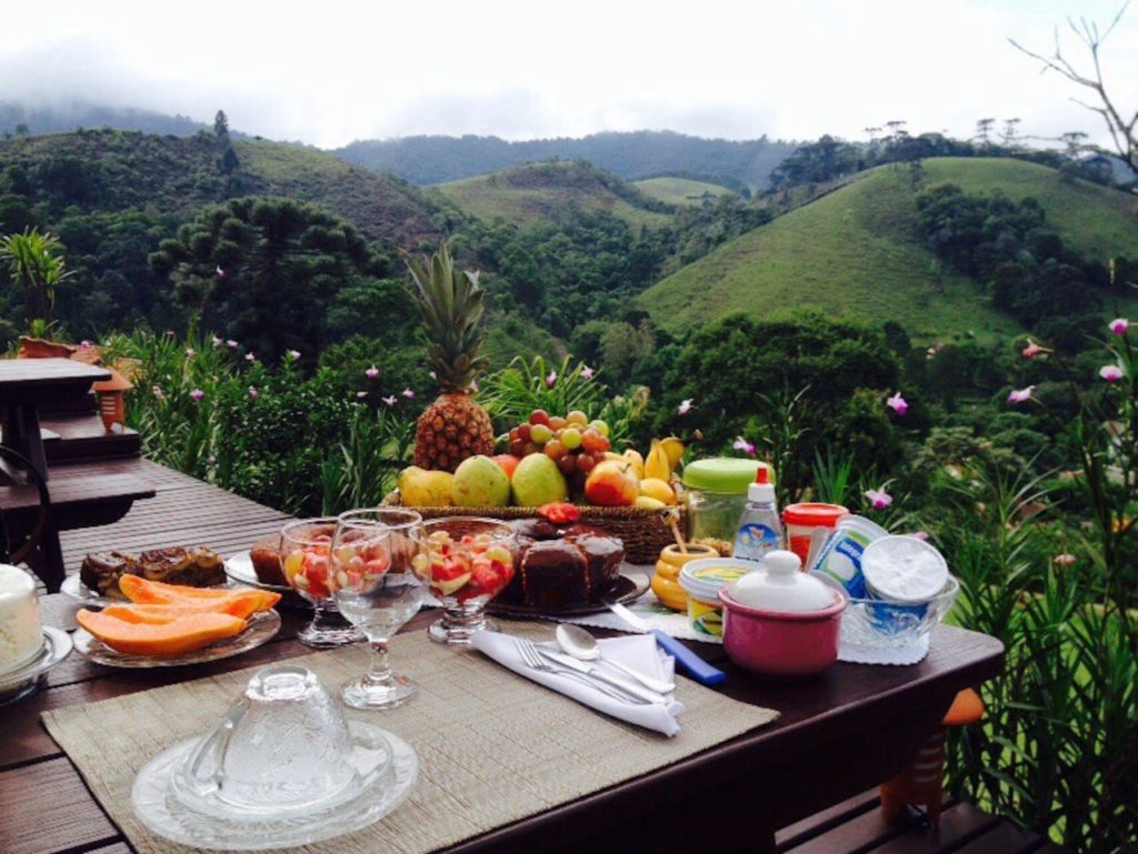 cafe da manha no chale de charme em visconde de maua