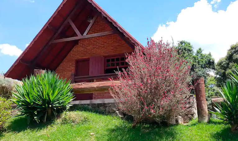 vista externa do Chalé casa em monte verde