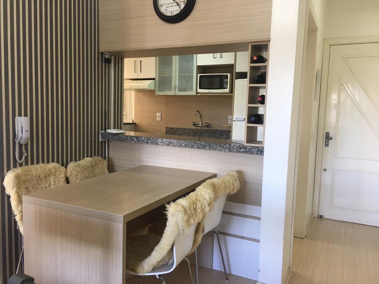 Cozinha no apartamento em airbnb em canela e gramado