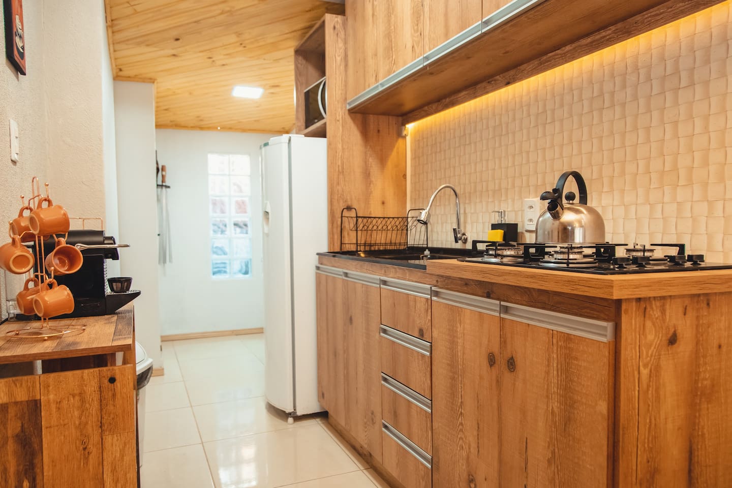 cozinha do charmoso chalé airbnb de gramado e canela