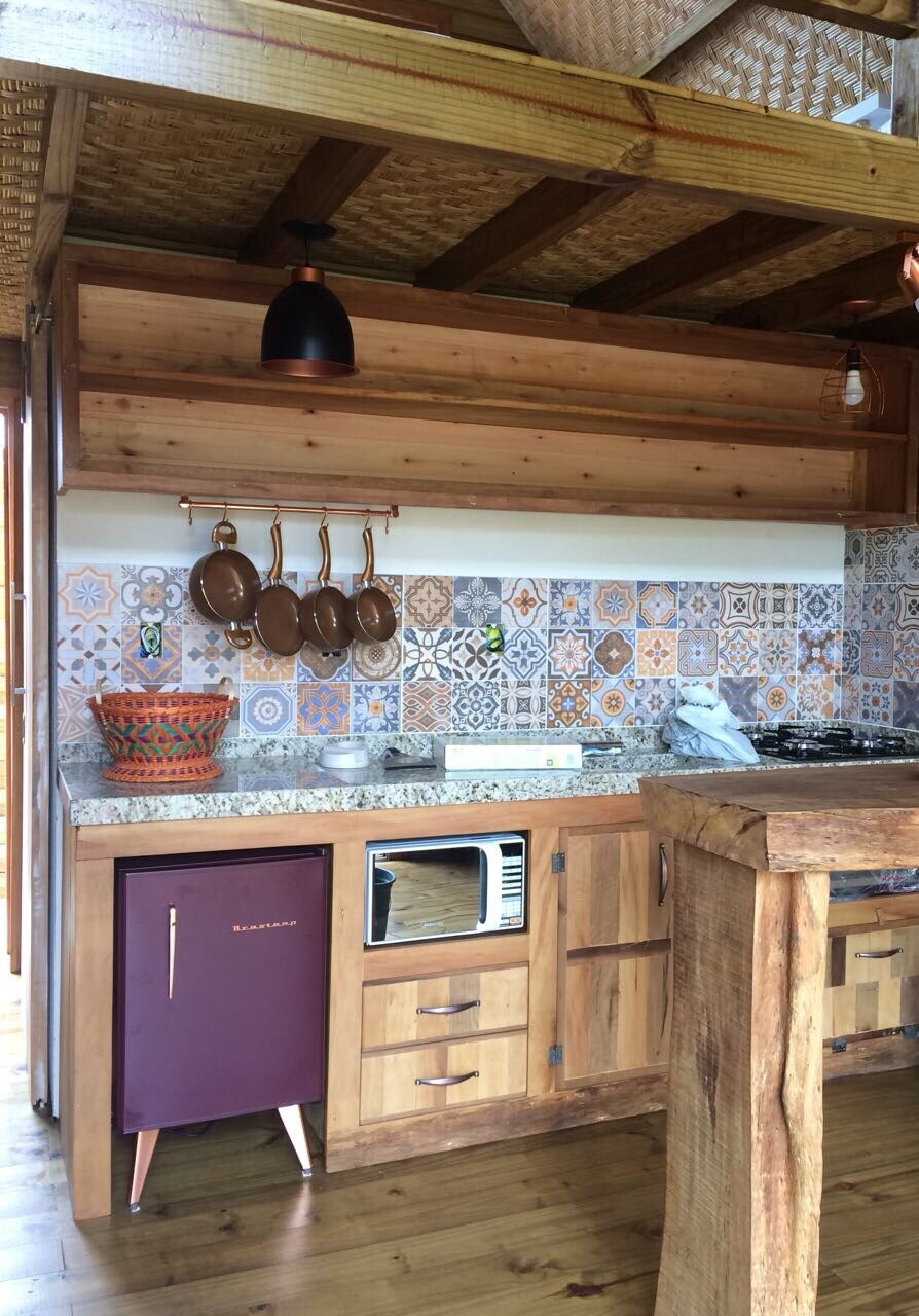 cozinha do airbnb Ombak Bagus Surf Villa em Garopaba