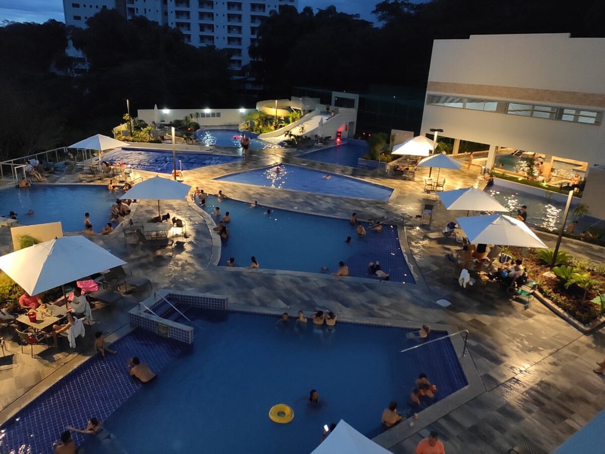 piscina do flat aconchegante em airbnb de caldas novas