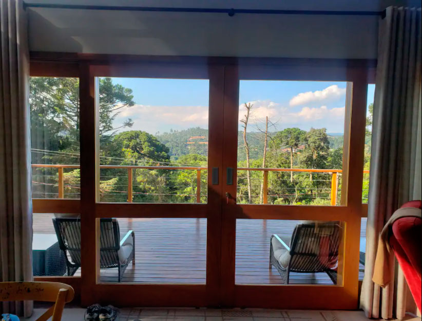 vista da sala da casa araucária em monte verde