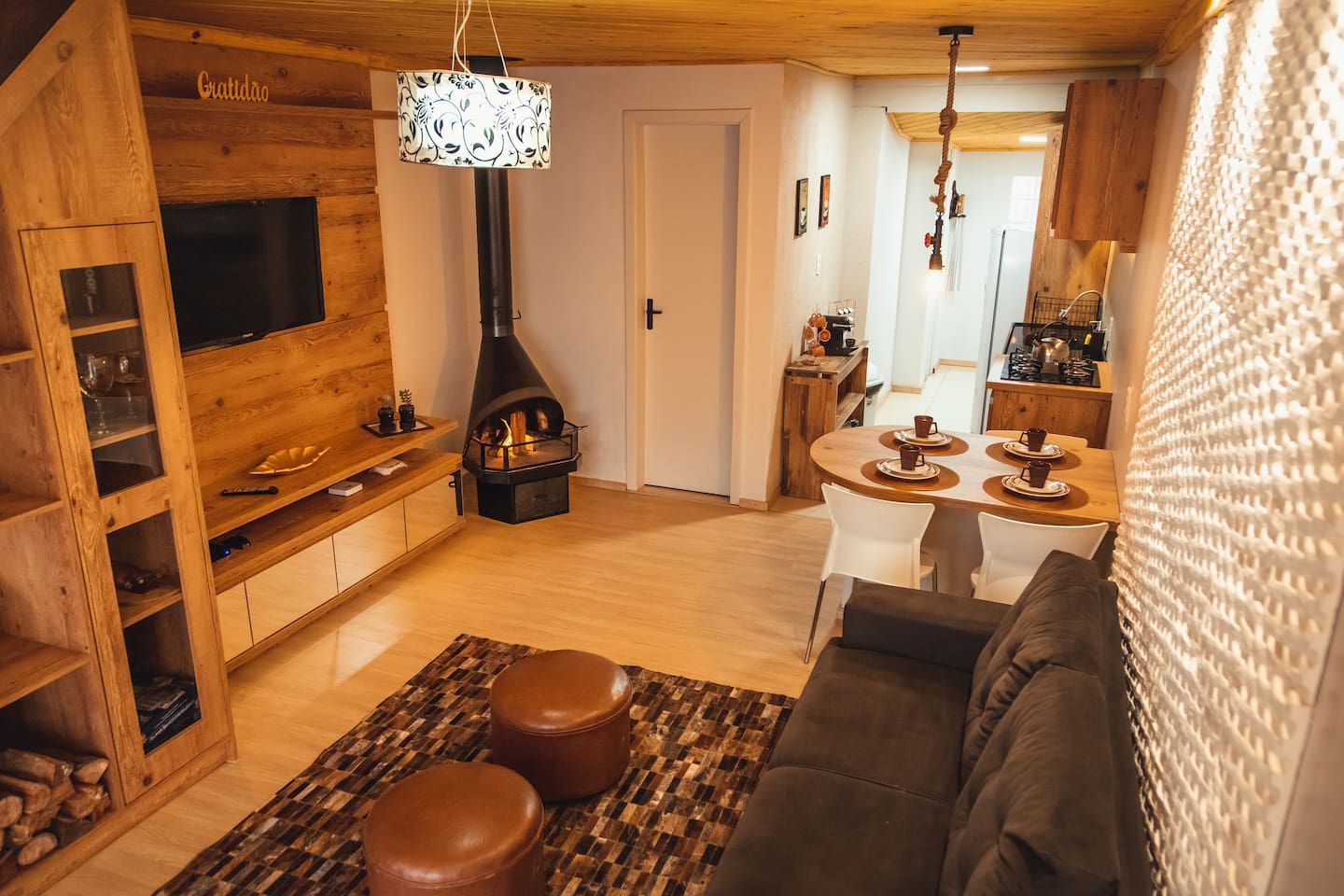 Sala do charmoso chalé airbnb de gramado e canela