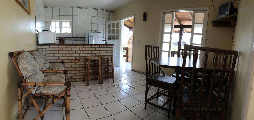 cozinha das Casas Girassol em Pousadas Farol de Santa de Marta
