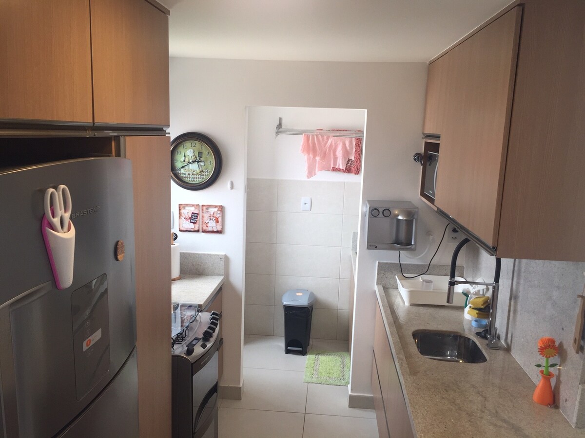 cozinha do luxuoso apartamento airbnb na praia do forte