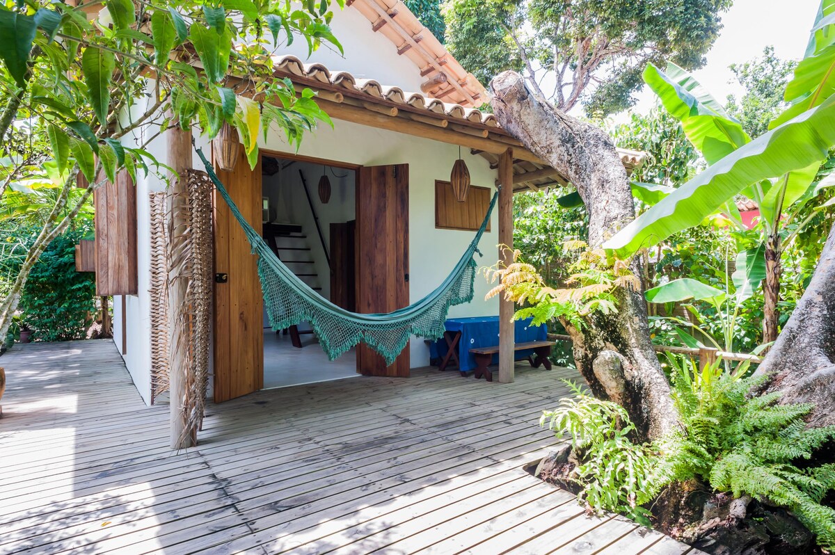 Airbnb Chalé com deck em jardim tropical em Trancoso