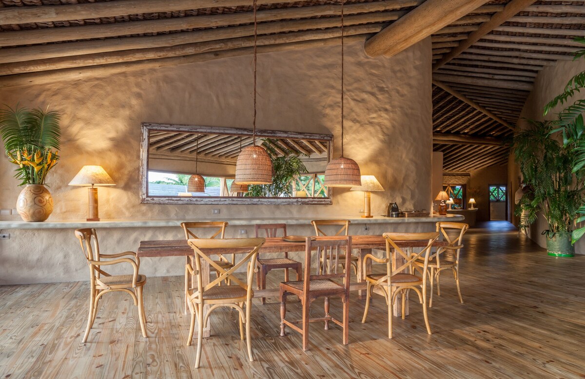 sala de jantar no airbnb Casa África em Trancoso