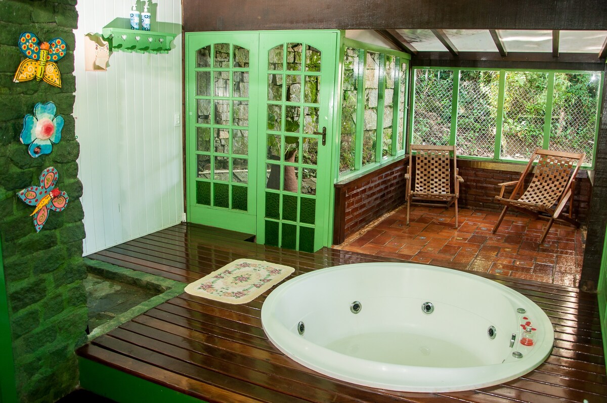 jacuzzi do airbnb Chalé Íon em Teresópolis