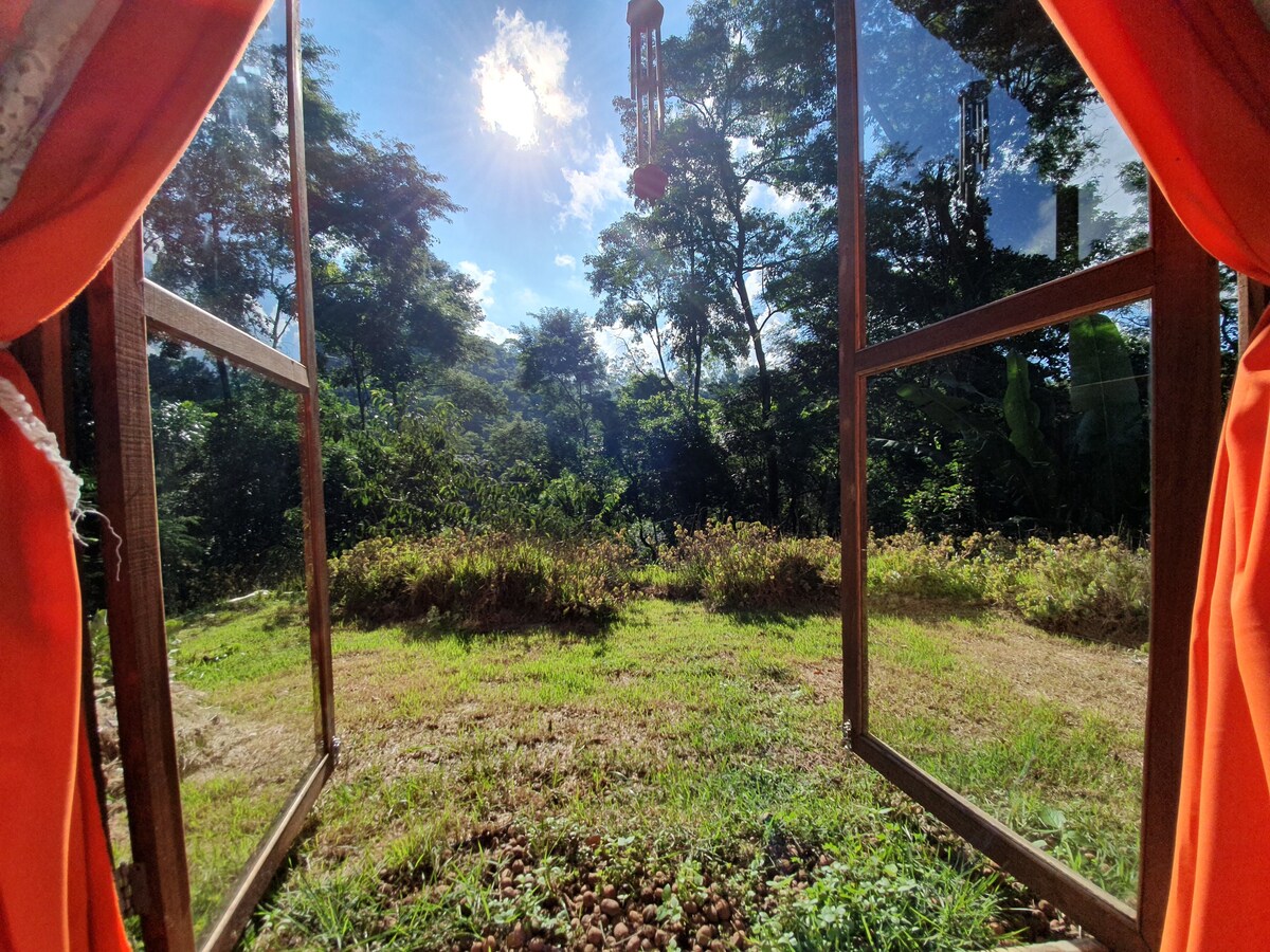 vista da janela do quarto do airbnb Casa Tejase em Petrópolis
