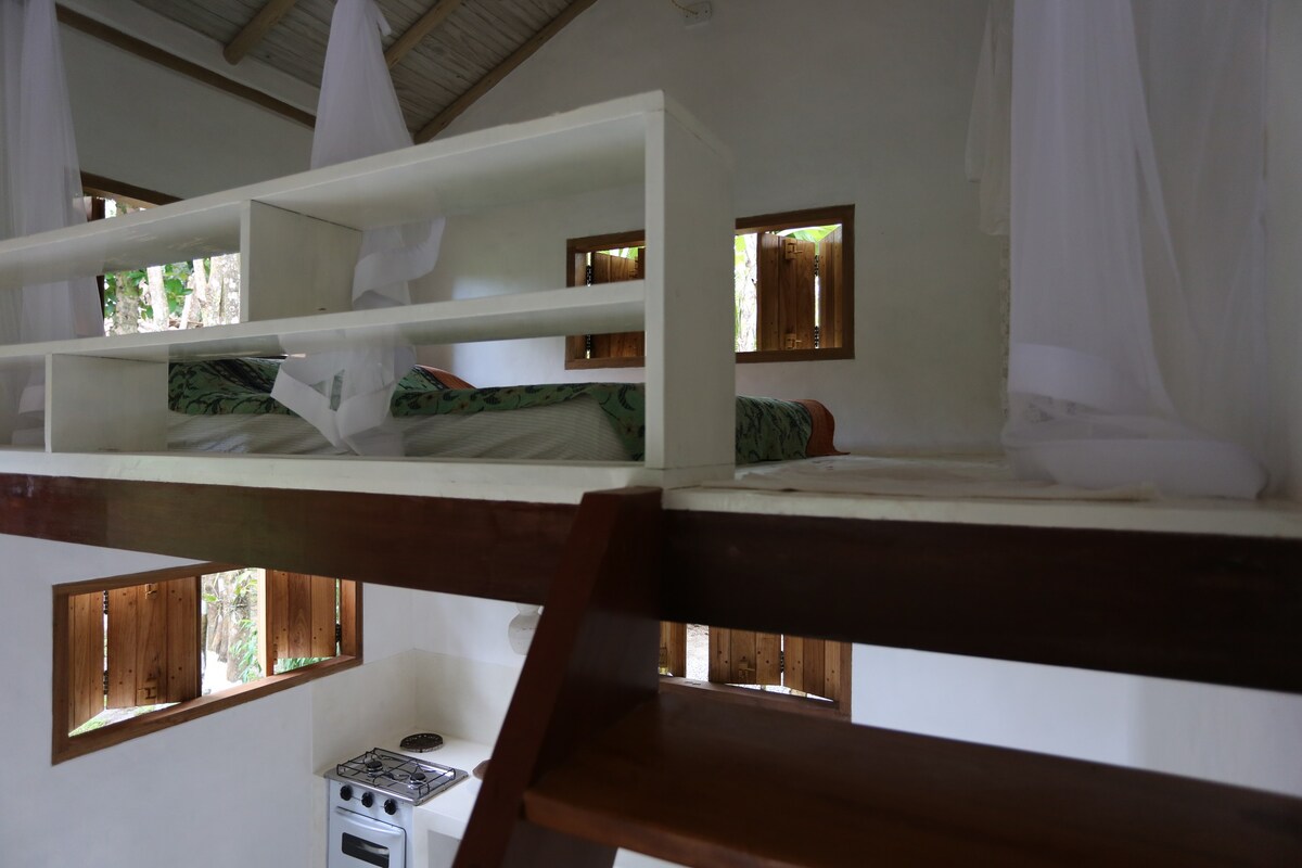 mezanino do airbnb Chalé com deck em jardim tropical em Trancoso