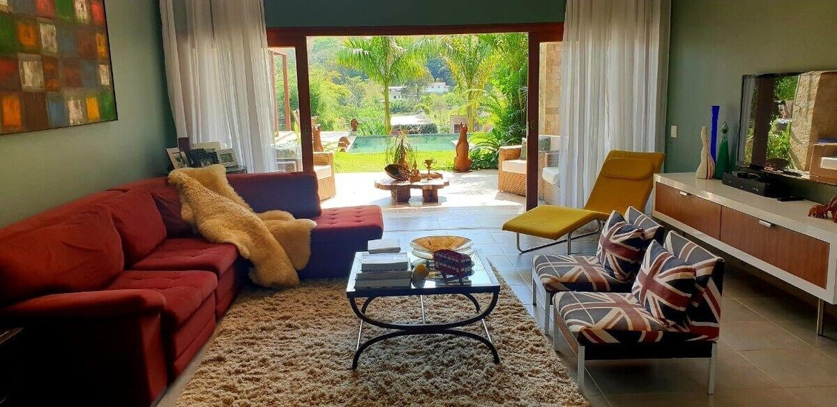 sala e varanda do airbnb Haras Quinta di Bali em Petrópolis