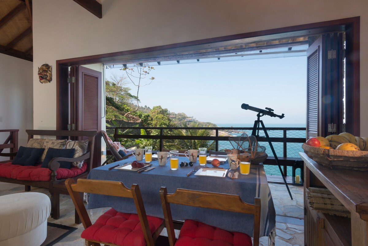 sala e vista da varanda da ocean views costeira na casa para aluguel de temporada na ilhabela