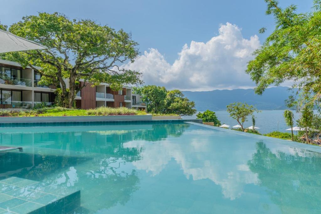 piscina com borda infinita do  Wyndham Ilhabela Casa Di Sirena, em Ilhabela
