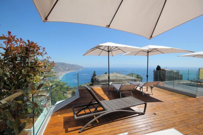 hotel com área ao ar livre com vista em taormina