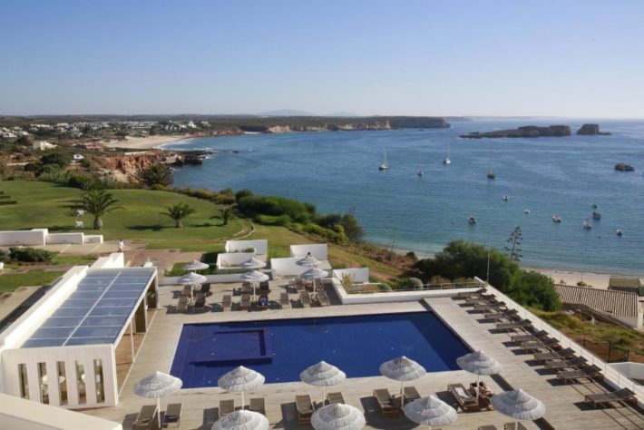 hotel com piscina ao ar livre com vista na costa vicentina