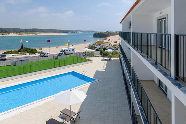 hotel com piscina ao ar livre e beira mar na costa vicentina