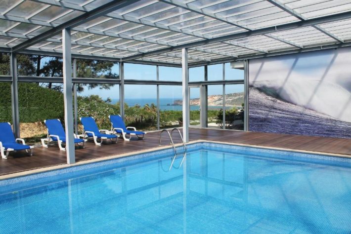 hotel com piscina com vista para o mar em nazaré