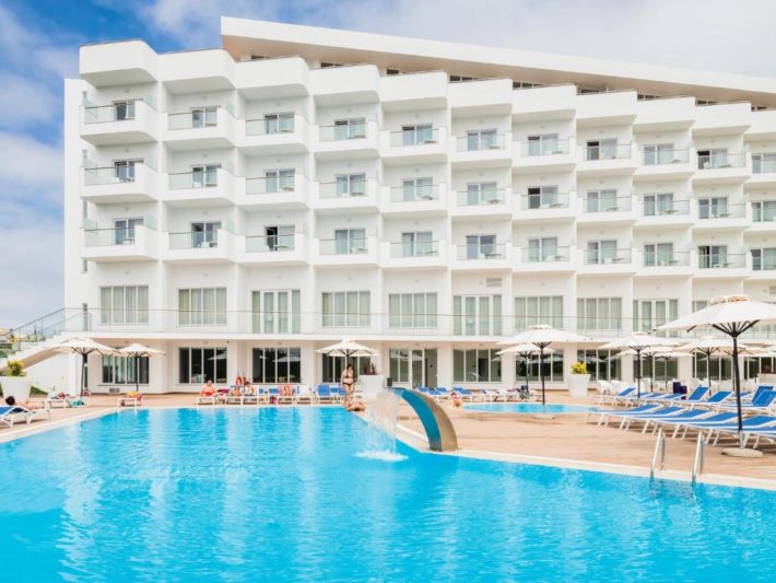 hotel com piscina grande em peniche