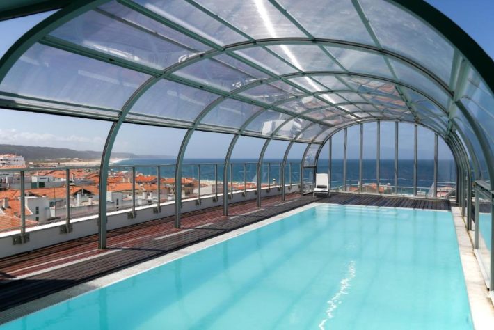 hotel com piscina no terraço em nazaré