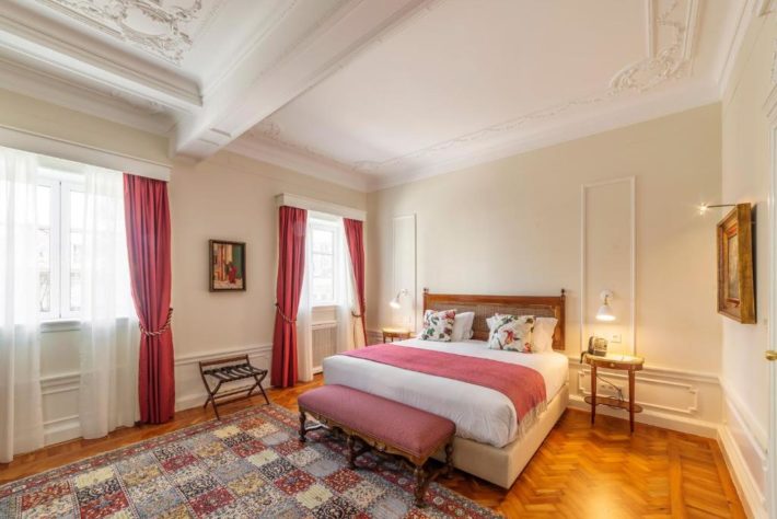 hotel com quarto com decoração clássica no porto