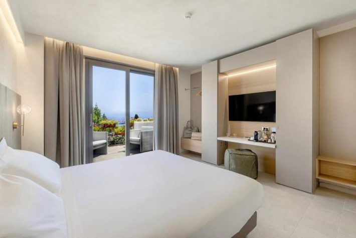 hotel com quarto com varanda com vista para o mar em taormina