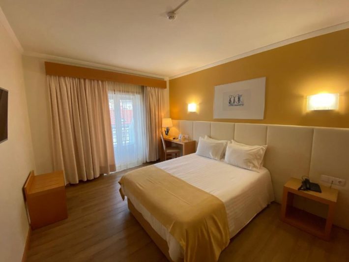 hotel com quarto com varanda em nazaré