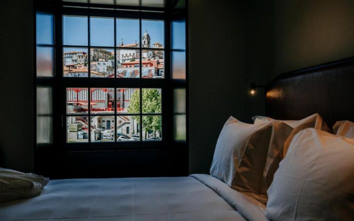 hotel com quarto com vista do porto