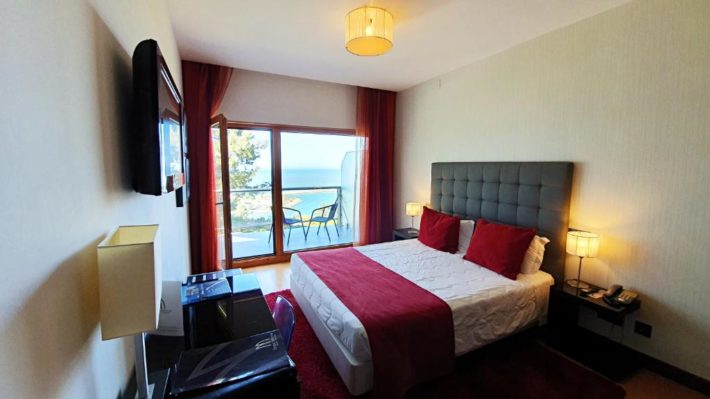 hotel com quarto com vista para o mar em nazaré