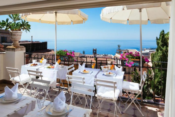 hotel com restaurante com vista para o mar em taormina