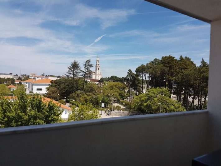 hotel com sacada com vista para o sanutário de fátima