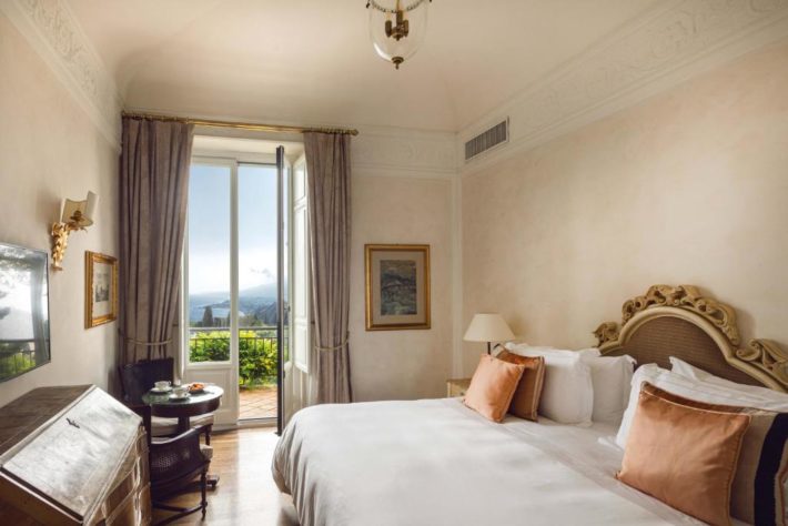 hotel com suíte clássica com vista para o mar em taormina