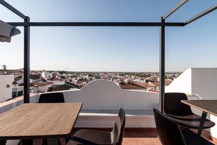 hotel com terraço com vista para évora