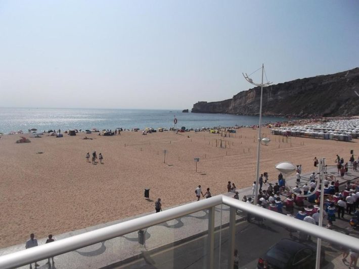 hotel com varanda à beira mar em nazaré