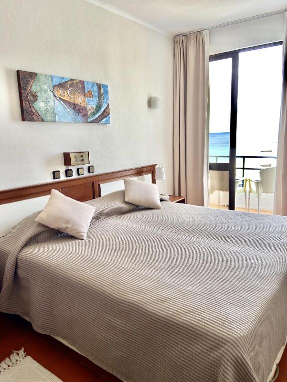 hotel na costa vicentina em salema com vista para o mar