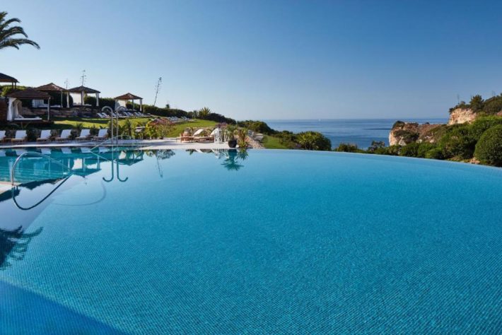 resort com piscina com borda infinita no algarve
