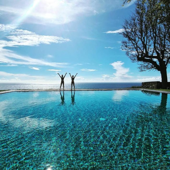 hotel 5 estrelas com piscina com vista para o mar