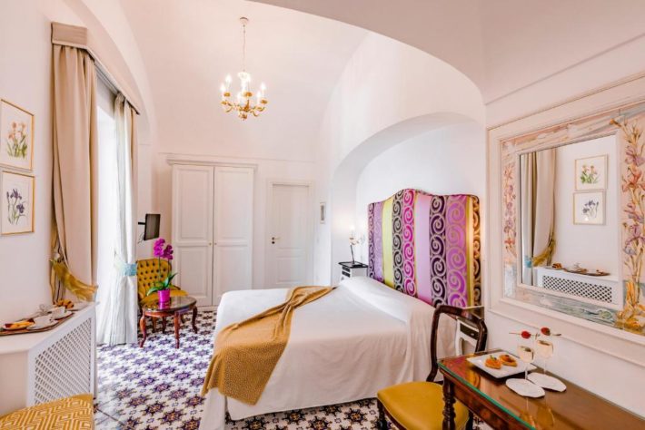 hotel com decoração clássica na costa amalfitana