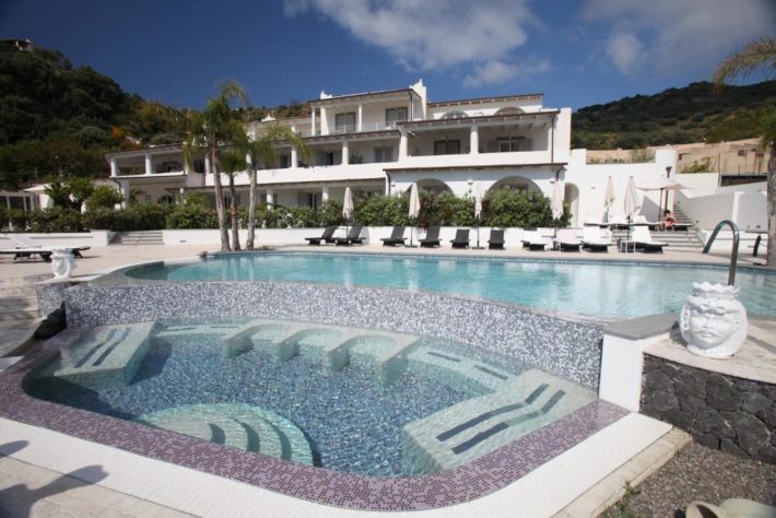 hotel com piscina ao ar livre nas ilhas eólias
