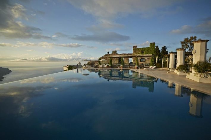 hotel com piscina com borda infinita na costa amalfitana