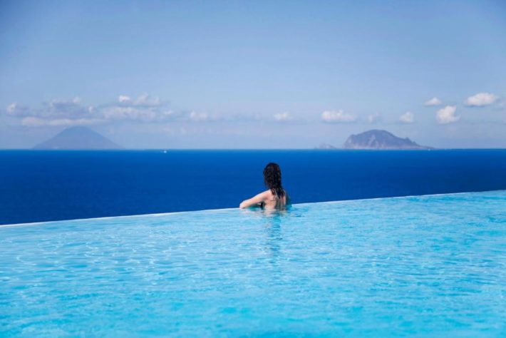 hotel com piscina com borda infinita nas ilhas eólias