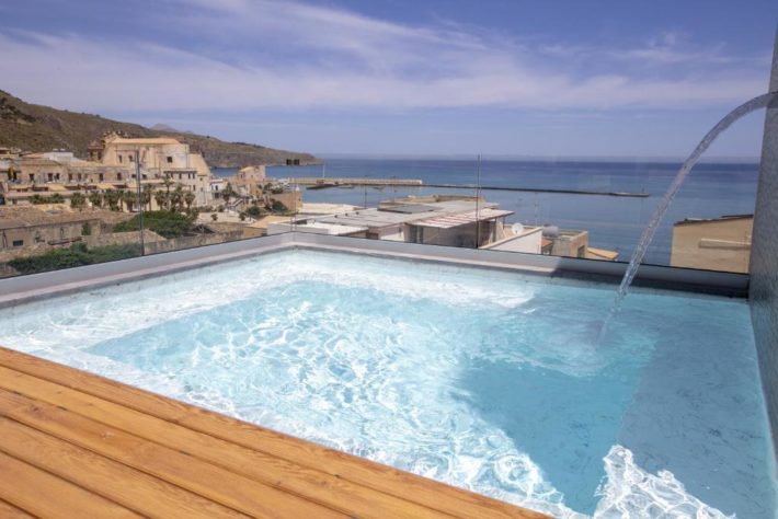hotel com piscina com vista do mar em castellammare del golfo