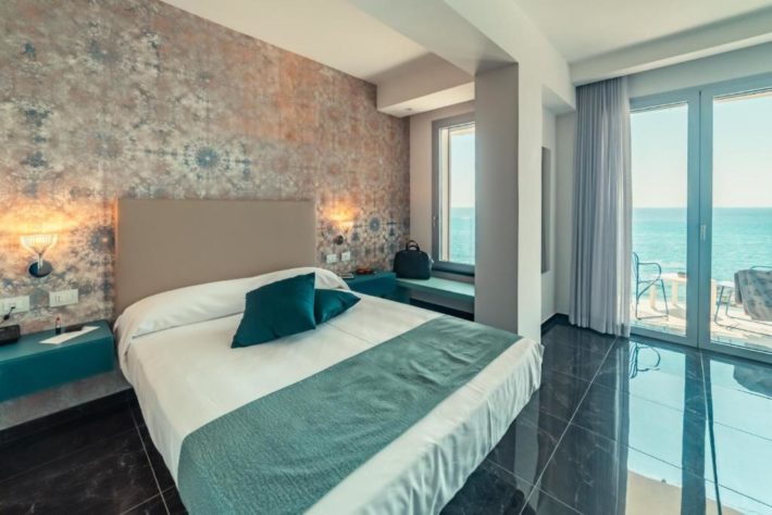 hotel com quarto com vista para o mar na sicília