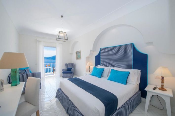 hotel com quarto duplo com vista do mar na costa amalfitana