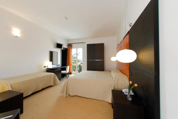 hotel com quarto triplo com varanda em castellammare del golfo