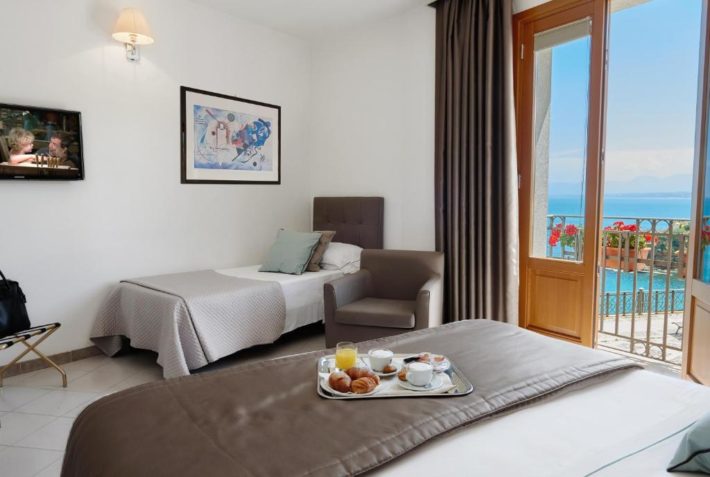 hotel com quarto triplo com vista para o mar em castellammare del golfo
