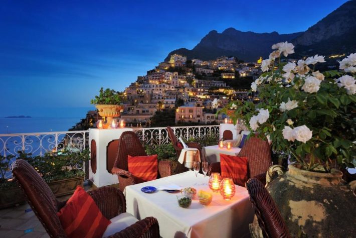hotel com terraço com vista da costa amalfitana