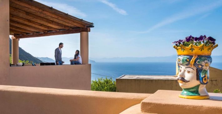 hotel com terraço com vista para o mar nas ilhas eólias